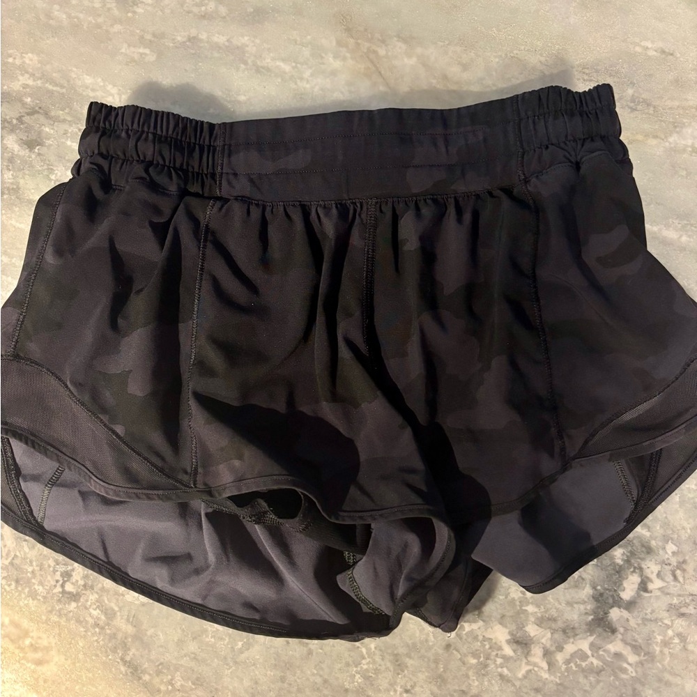 Lululemon black camo Hotty hot Shorts size 6 2.5”